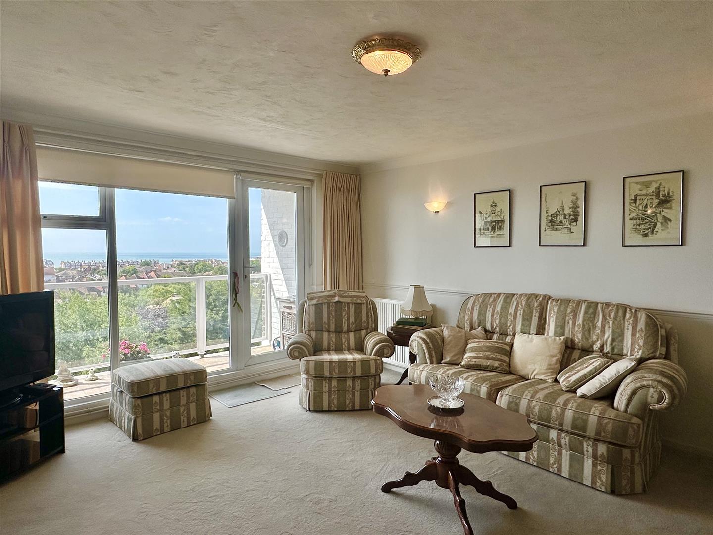 2 bed property in De La Warr Road, Bexhill-On-Sea